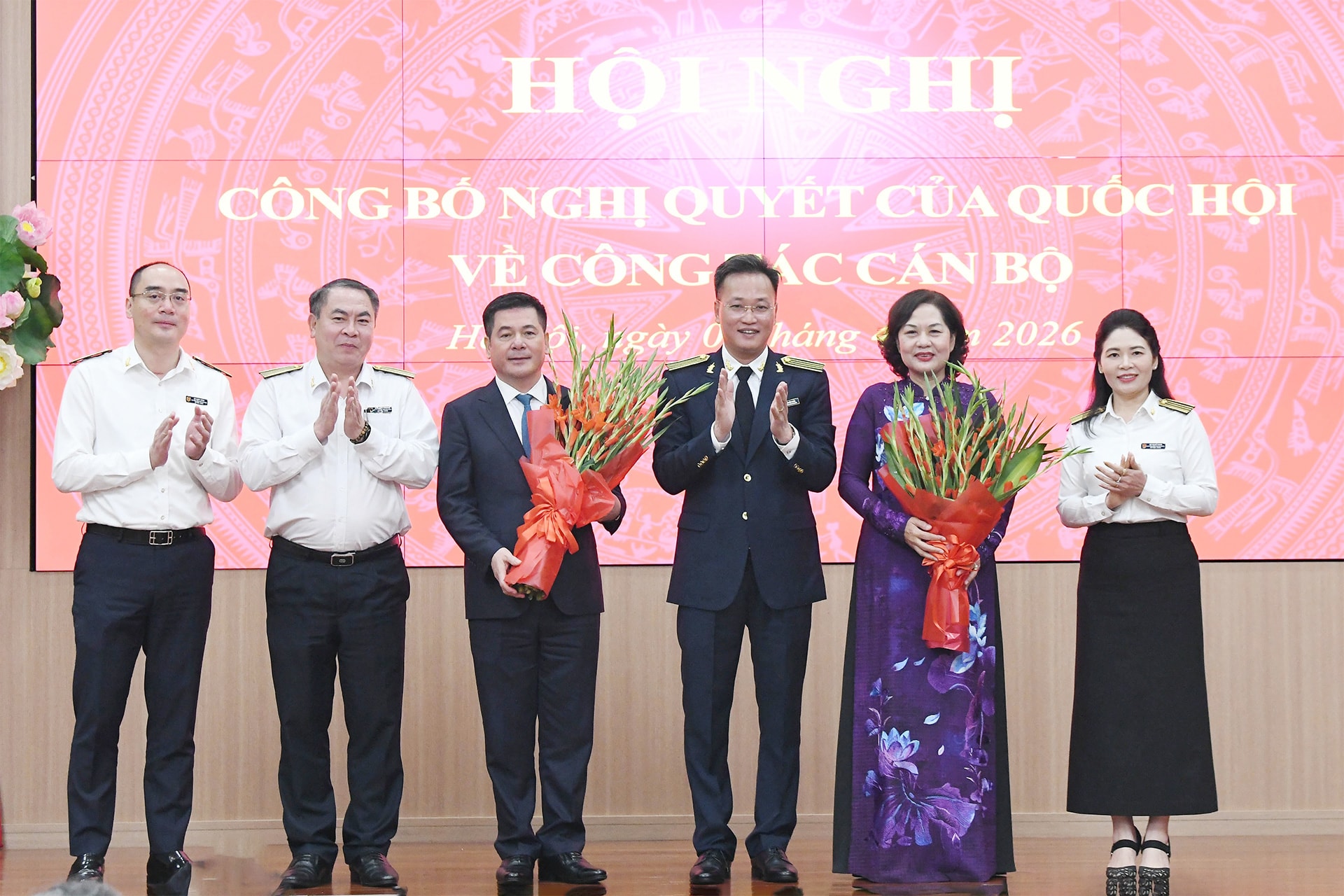 Lãnh đạo Kiểm toán Nhà nước tặng hoa chúc mừng Tân Phó Chủ tịch QH Nguyễn Hồng Diên và tân Phó chủ tịch Quốc hội Nguyễn Thị Hồng