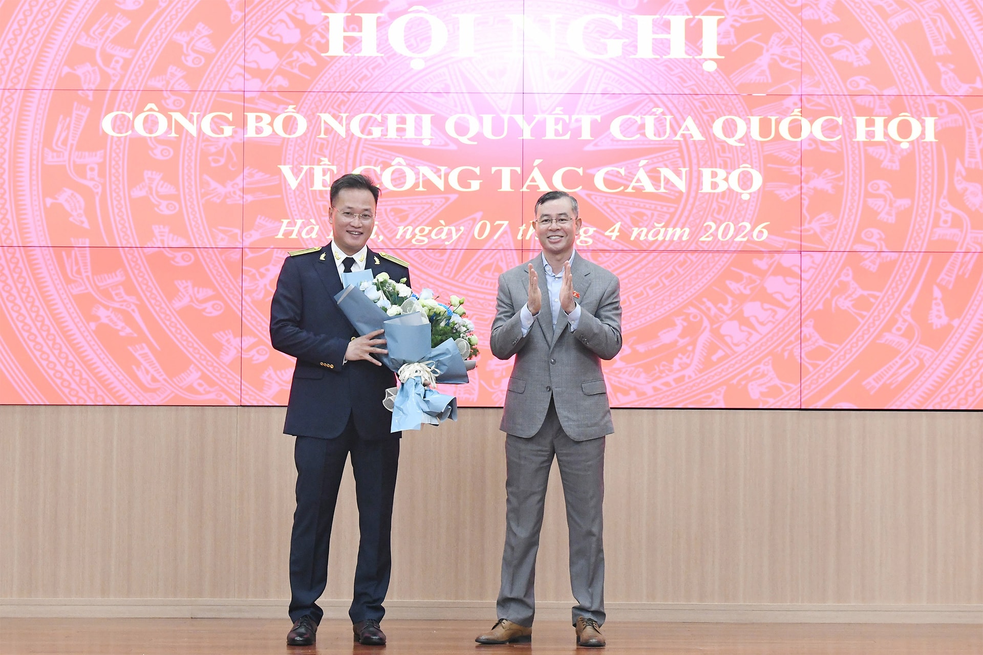 Tổng kiểm toán Nhà nước nhiệm kỳ 2021-2026 Ngô Văn Tuấn tặng hoa chúc mừng Tân Tổng Kiểm toán Nhà nước Nguyễn Hữu Nghĩa