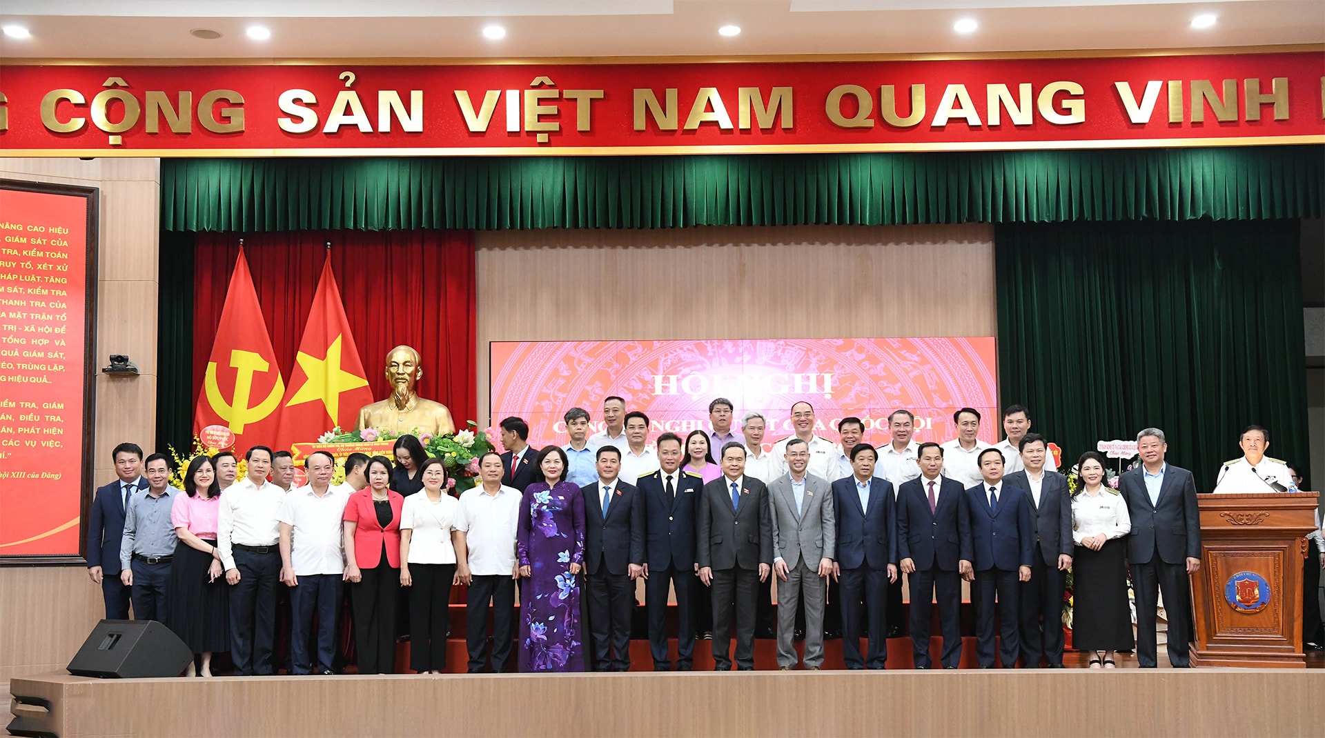 CTQH và các đại biểu dự lễ trao Nghị quyết