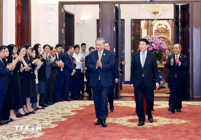 Tổng Bí thư, Chủ tịch nước Tô Lâm gặp mặt cán bộ, công chức, viên chức, người lao động Văn phòng Chủ tịch nước. (Ảnh: Thống Nhất/TTXVN) ttxvn-tong-bi-thu-chu-tich-nuoc-to-lam-gap-mat-can-bo-van-phong-chu-tich-nuoc-1.jpg