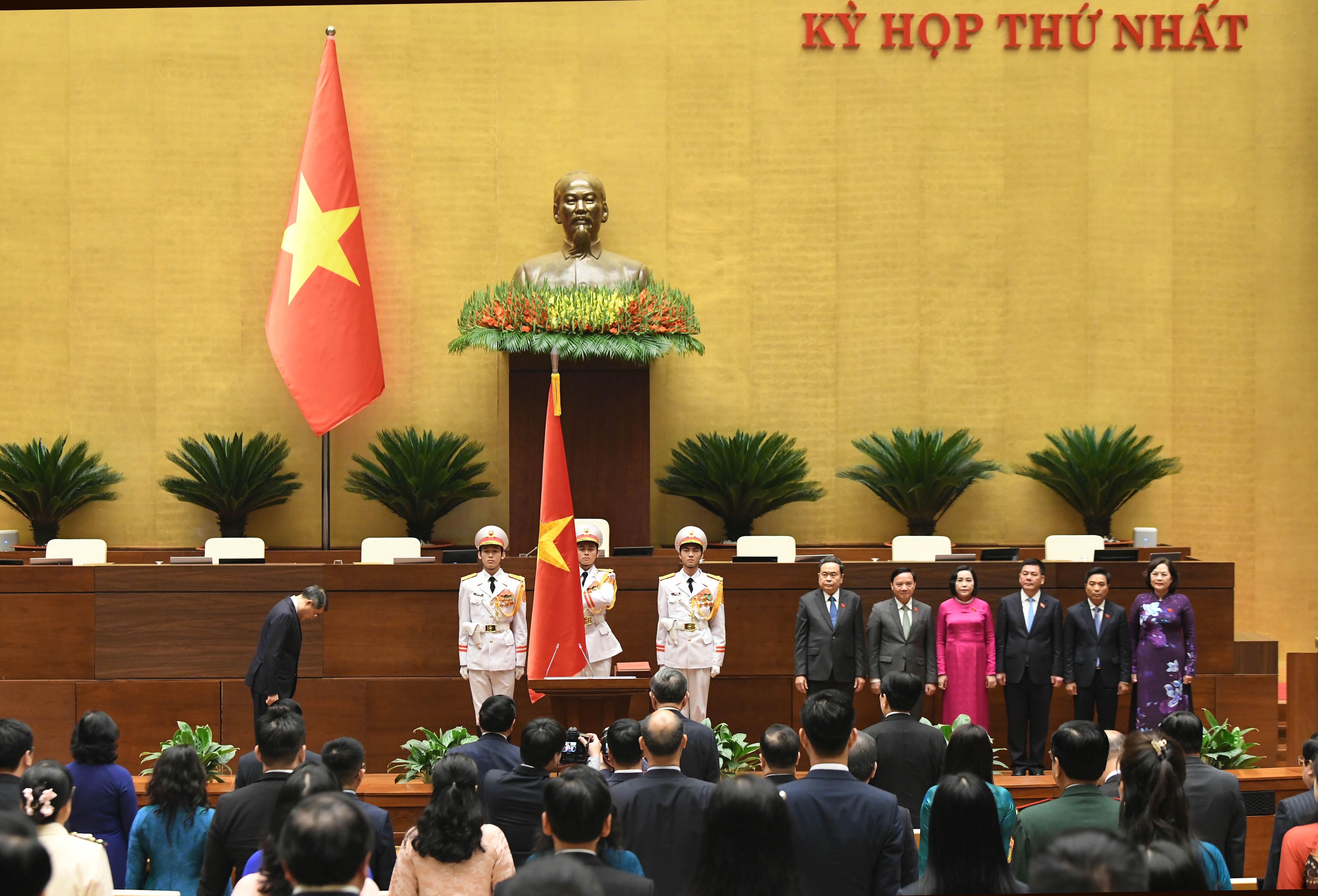 Thủ tướng Lê Minh Hưng tuyên thệ.