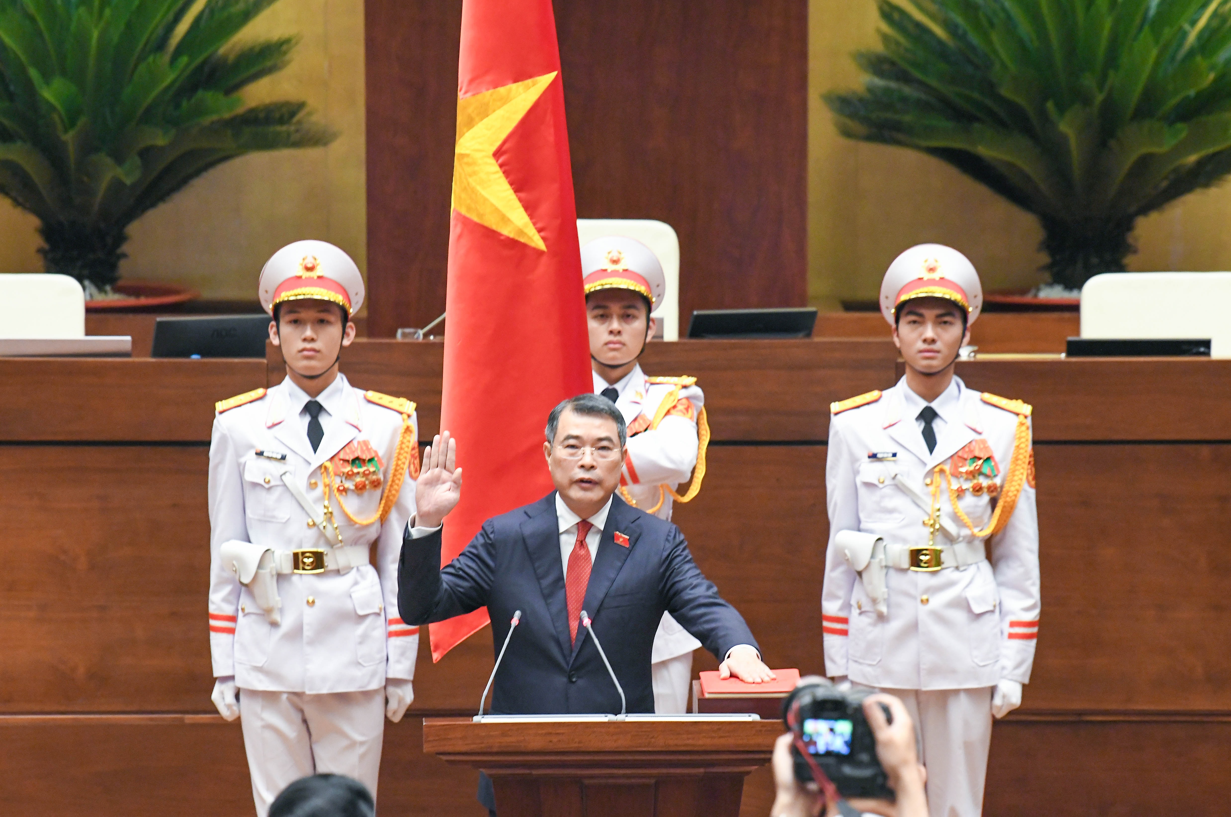 Thủ tướng Lê Minh Hưng tuyên thệ