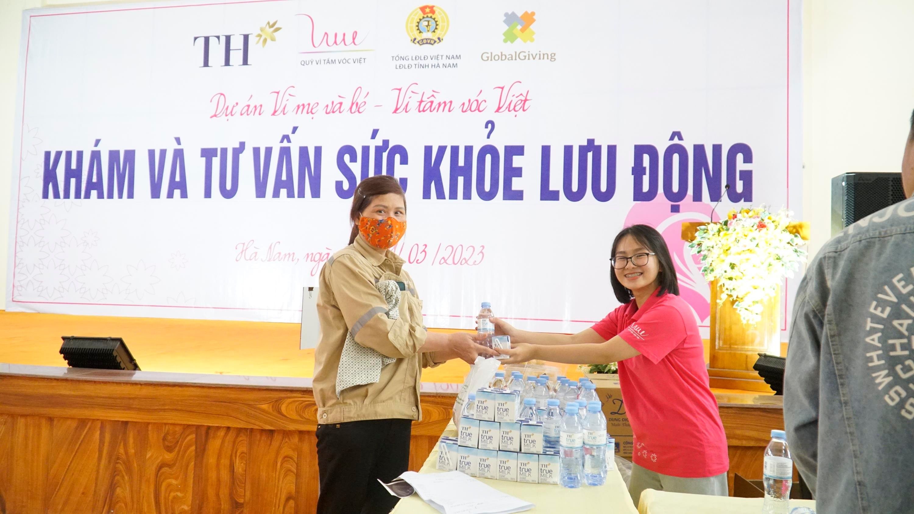 Tập rao tặng sữa TH true MILK cho người lao động khám sức khỏe miễn phí khu công nghiệp.