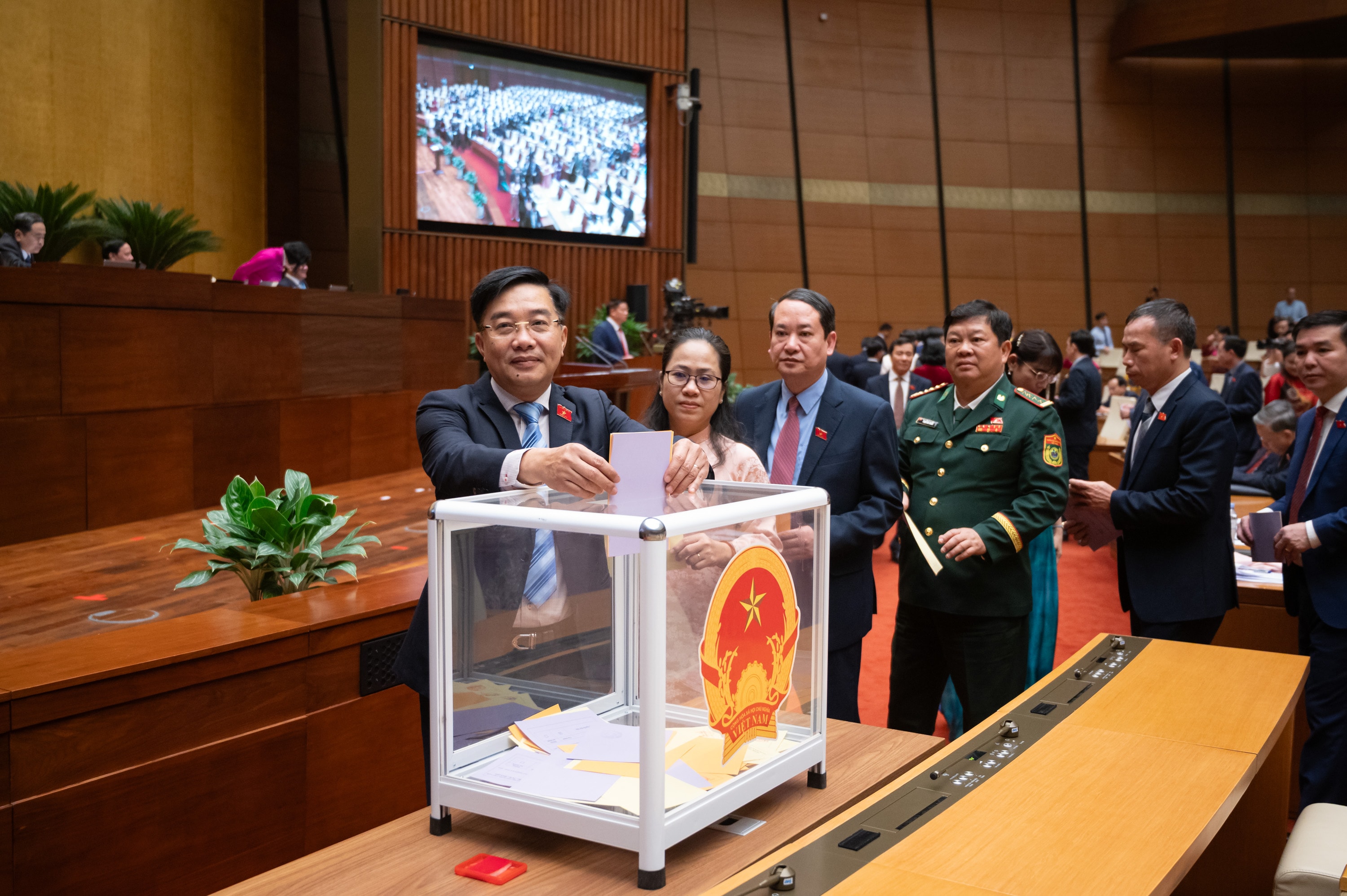 Các đại biểu bỏ phiếu. Ảnh: Phạm Thắng