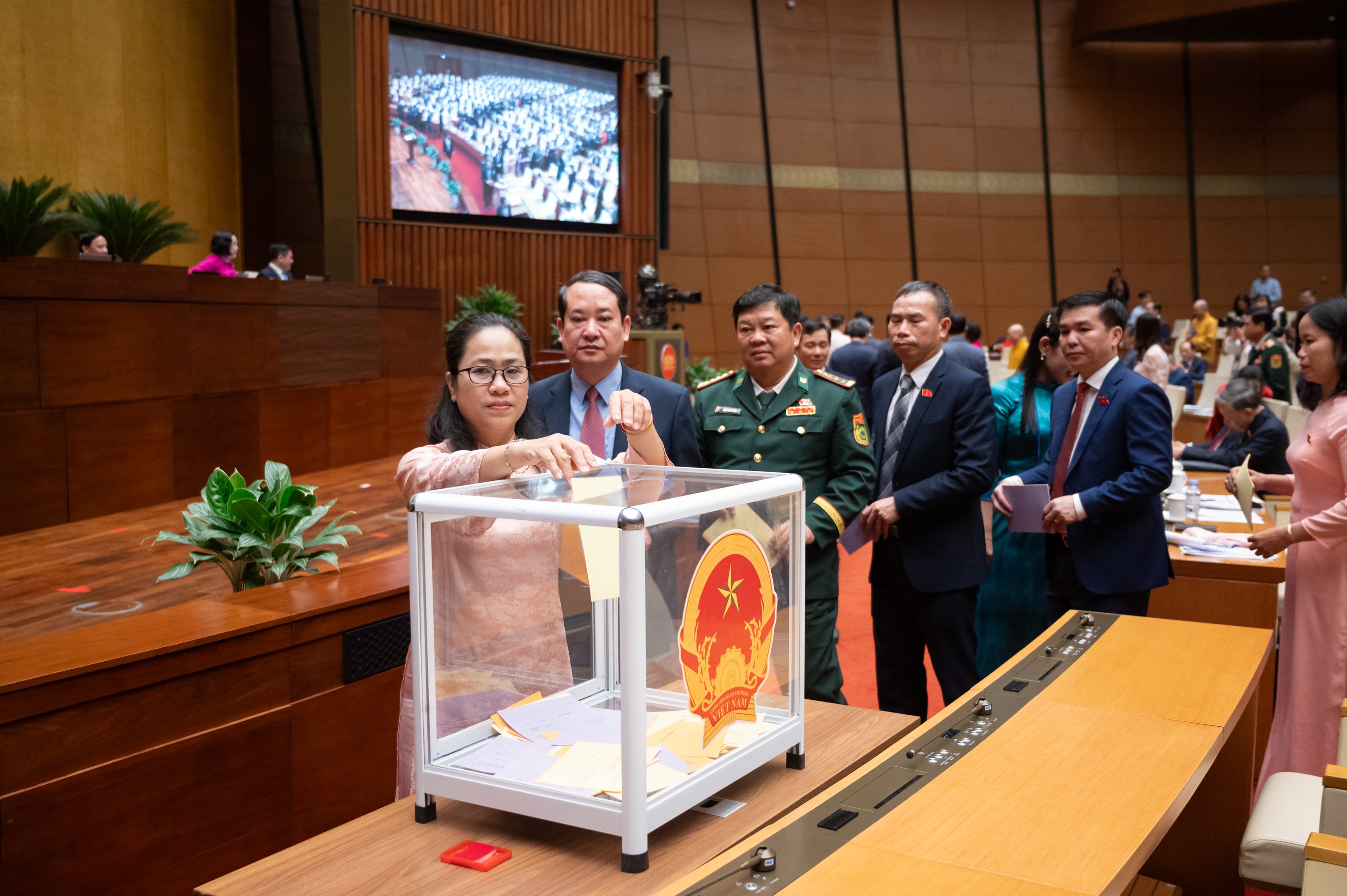 Các đại biểu bỏ phiếu. Ảnh: Phạm Thắng