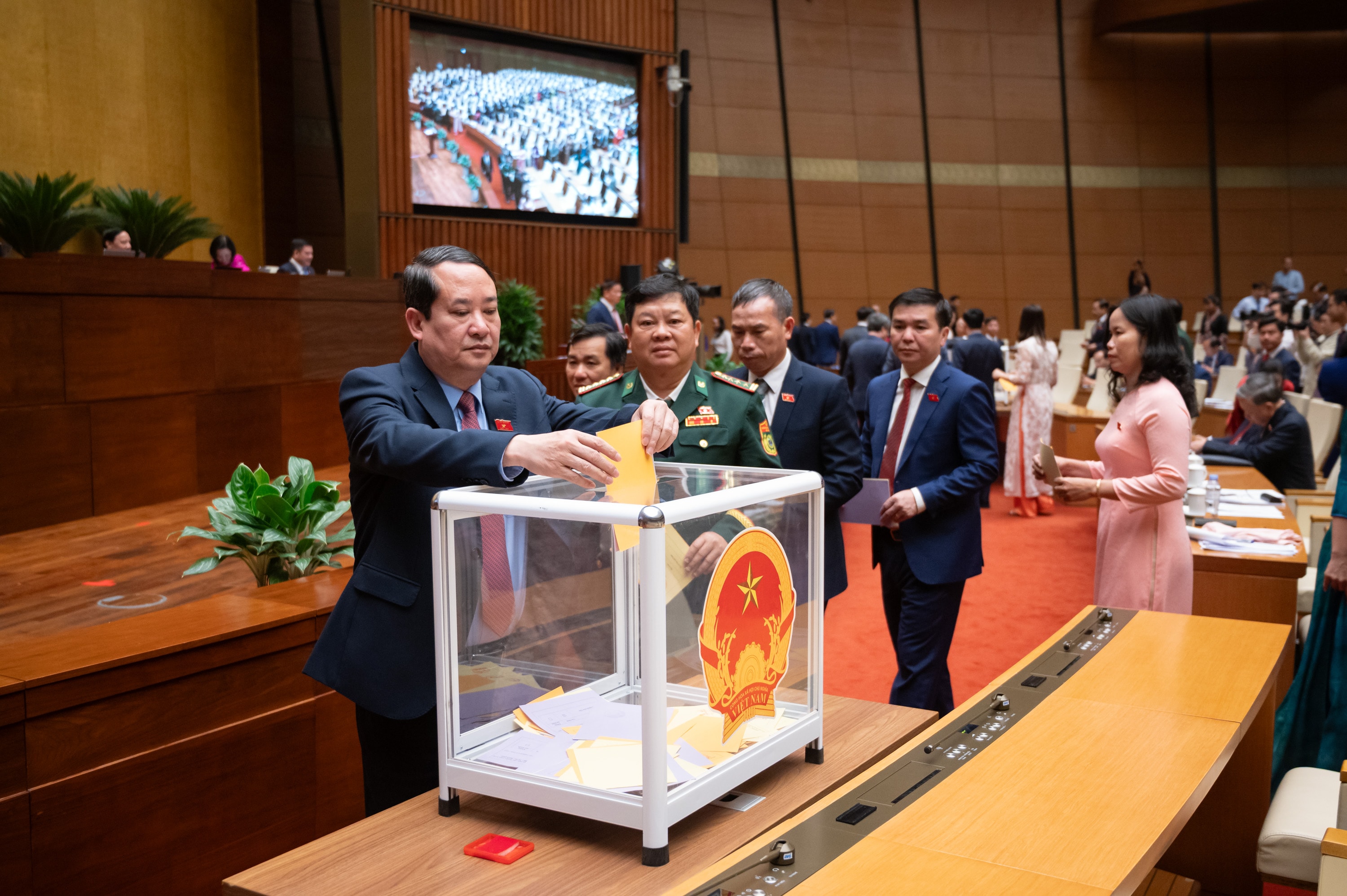Các đại biểu bỏ phiếu. Ảnh: Phạm Thắng