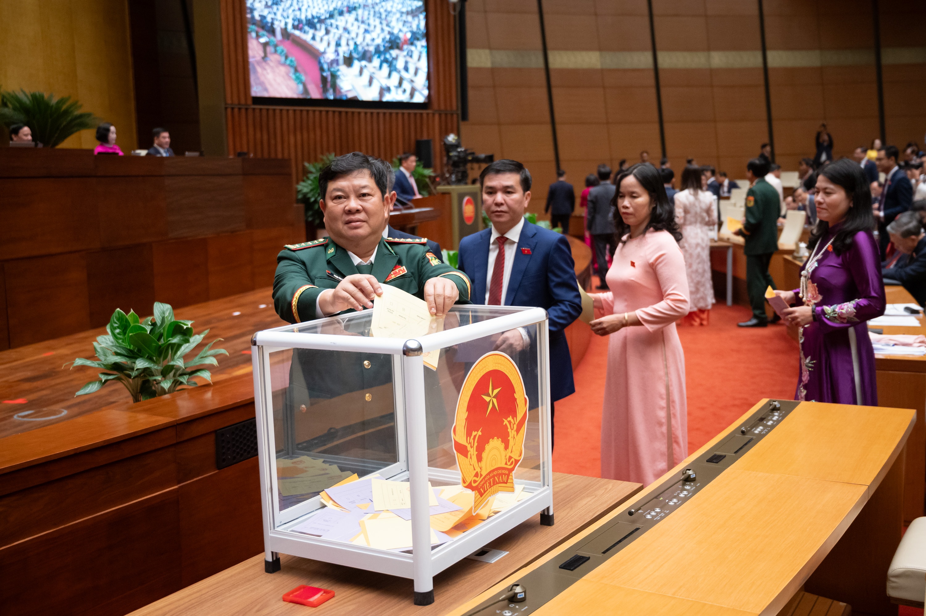 Các đại biểu bỏ phiếu. Ảnh: Phạm Thắng