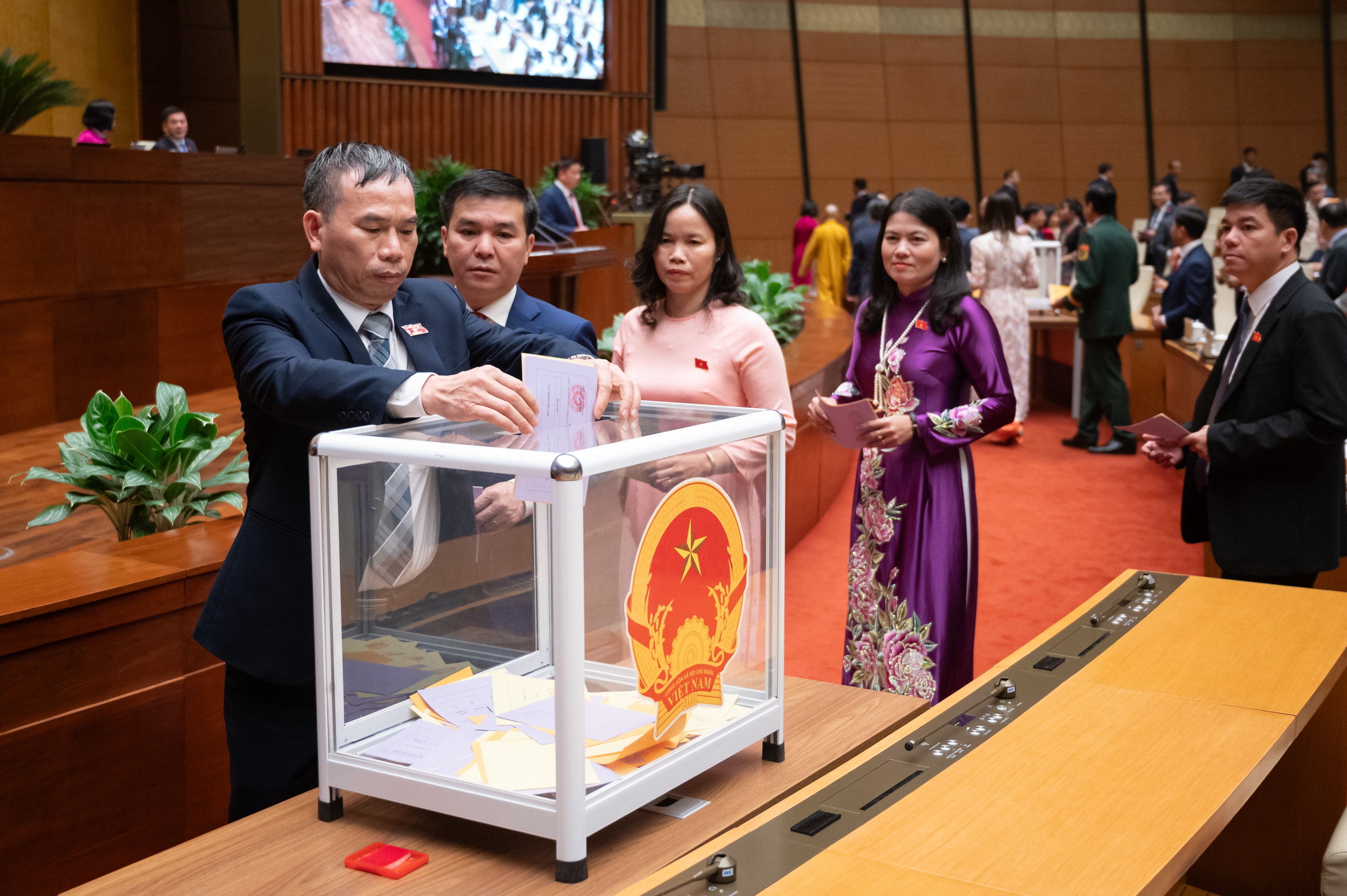 Các đại biểu bỏ phiếu. Ảnh: Phạm Thắng