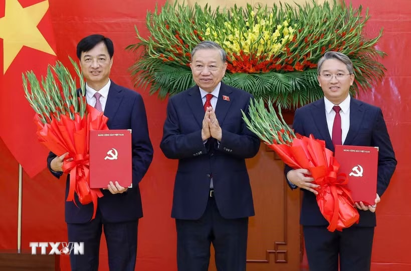 Tổng Bí thư, Chủ tịch nước Tô Lâm trao Quyết định của Bộ Chính trị và tặng hoa chúc mừng Trưởng ban Tổ chức Trung ương Nguyễn Duy Ngọc và Chánh Văn phòng Trung ương Đảng Nguyễn Hải Ninh. (Ảnh: Thống Nhất/TTXVN)