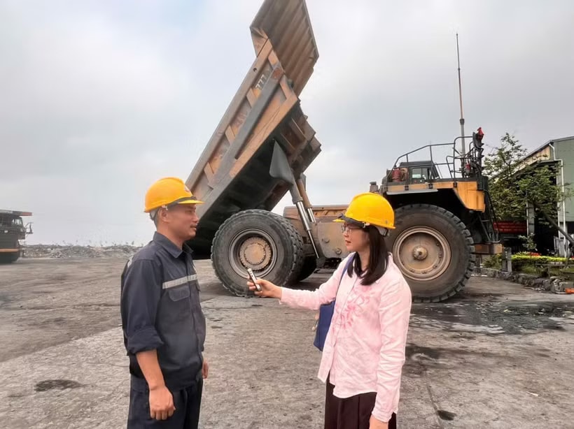 A journalist records an on-site interview for podcast production. (Photo: baoquangninh.vn)