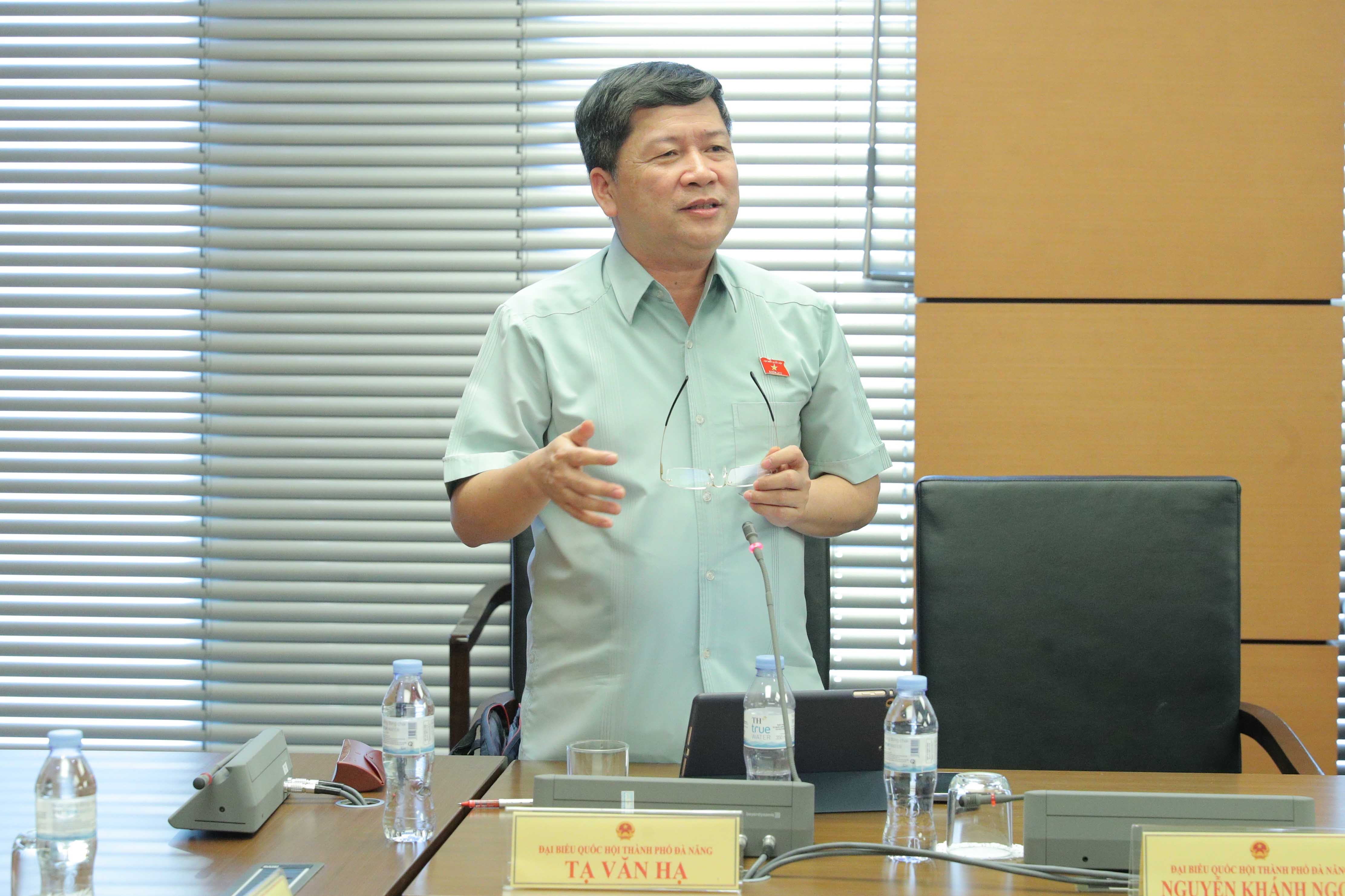 ĐBQH Tạ Văn Hạ (Đà Nẵng) phát biểu.
