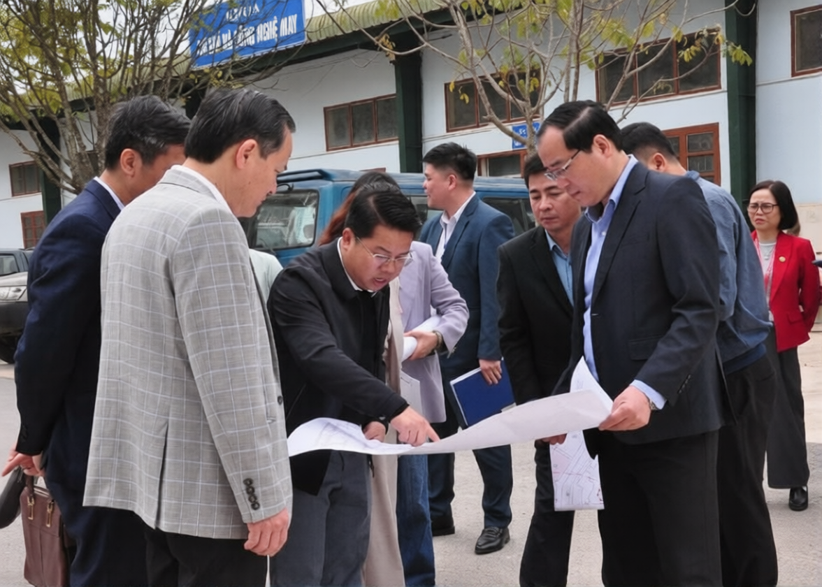 Đoàn giám sát khảo sát vị trí triển khai dự án xây dựng Trường cao đẳng Lạng Sơn. Ảnh Nam Khánh
