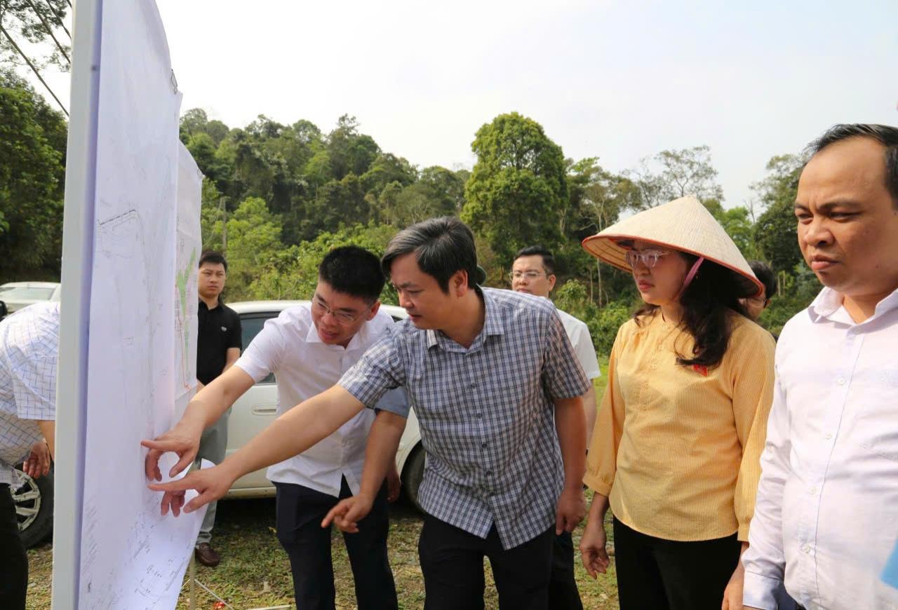Đoàn khảo sát thực địa tại các điểm chịu ảnh hưởng nặng bởi cơn bão số 11. Ảnh D. Nguyện
