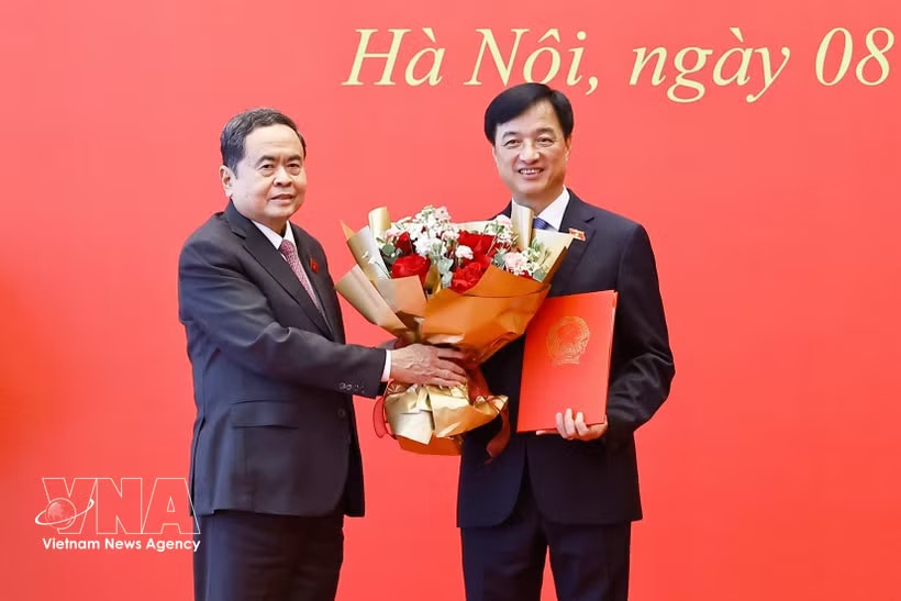 National Assembly Chairman Tran Thanh Man (L) presents a resolution to Nguyen Duy Ngoc, Politburo member, Secretary of the Party Central Committee and Chairman of the Party Central Committee’s Organisation Commission, who is an NA deputy of Hanoi, to transfer his activities from the Hanoi delegation to that of Can Tho city (Photo: VNA)