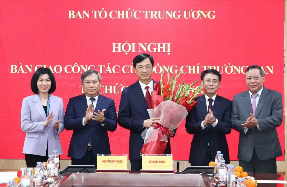 f95e6ee0197015301172ed15b22927002707500ea4c-_ttxvn-hoi-nghi-ban-giao-cong-tac-truong-ban-to-chuc-trung-uong-9.jpg.avif.jpg