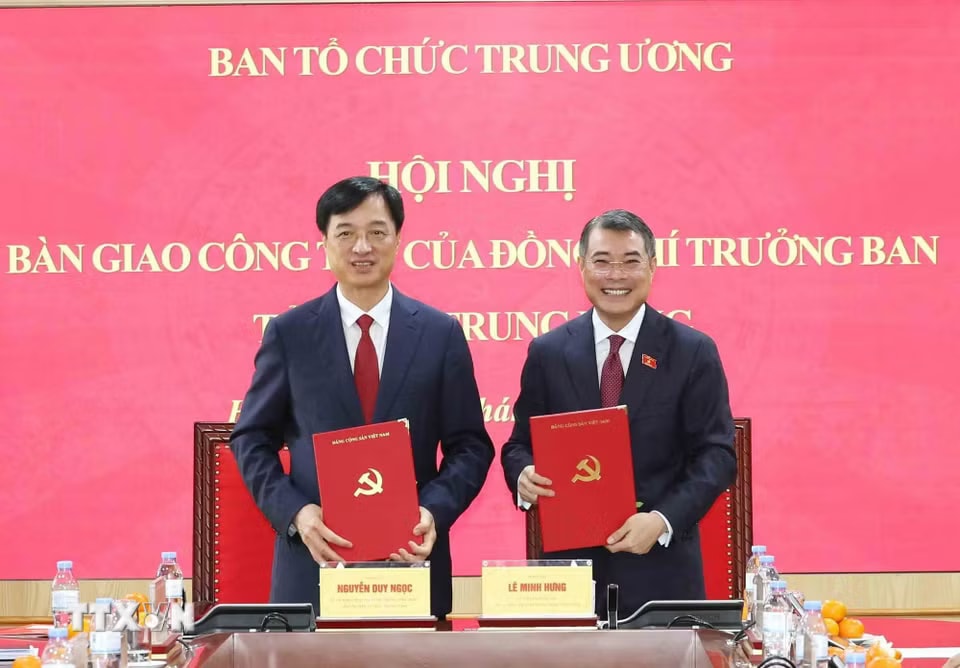 f95e6ee019722aeefd81567c16afdf77322e48e6eb3-_ttxvn-hoi-nghi-ban-giao-cong-tac-truong-ban-to-chuc-trung-uong-2.jpg.avif.jpg
