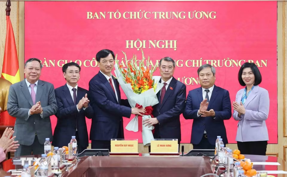 f95e6ee01976615f9df13122fa085de365f6d458067-_ttxvn-hoi-nghi-ban-giao-cong-tac-truong-ban-to-chuc-trung-uong-4.jpg.avif.jpg