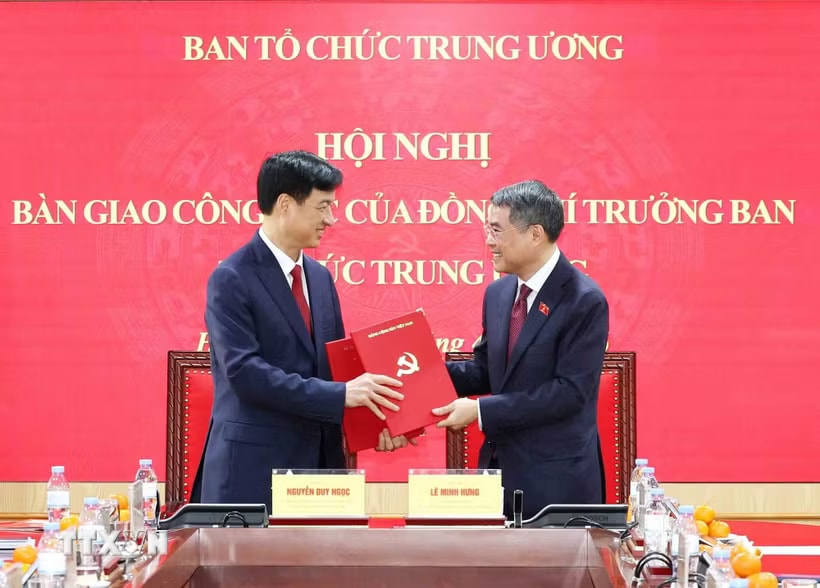 Đồng chí Lê Minh Hưng, Ủy viên Bộ Chính trị, Thủ tướng Chính phủ cùng đồng chí Nguyễn Duy Ngọc, Ủy viên Bộ Chính trị, Bí thư Trung ương Đảng, Trưởng Ban Tổ chức Trung ương ký Biên bản bàn giao nhiệm vụ. (Ảnh: Phương Hoa/TTXVN)
