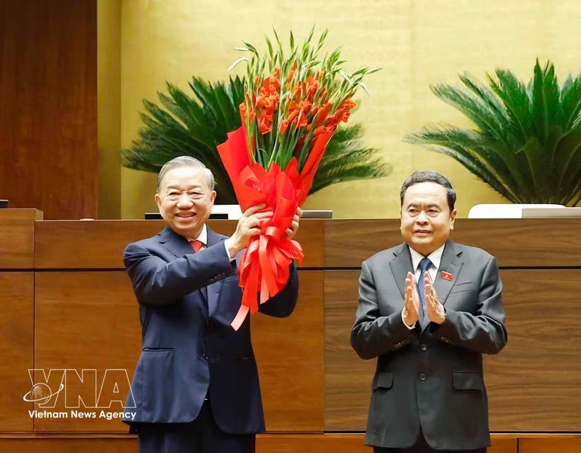 Chairman of the National Assembly Tran Thanh Man, on behalf of Party and State leaders and deputies of the 16th NA of Vietnam, presents flowers to congratulate Party General Secretary and State President To Lam on April 7. (Photo: VNA)