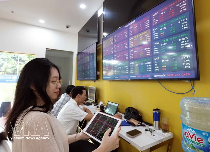 A customer conducts transactions at an office of Bao Viet Securities. (Photo: VNA)
