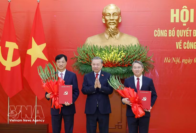 Party General Secretary and President To Lam presents Politburo decisions and congratulates Nguyen Duy Ngoc and Nguyen Hai Ninh on their new appointments. Photo: VNA