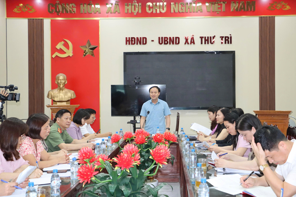 Trưởng Ban Văn hóa – Xã hội HĐND tỉnh Hưng Yên Nguyễn Ngọc Dư phát biểu tại cuộc làm việc với xã Thư Trì. Ảnh Khánh Linh