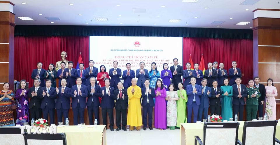aa24dfd57111e811a4b44265e78-_ttxvn-thuong-truc-ban-bi-thu-tran-cam-tu-gap-go-cong-dong-nguoi-viet-tai-lao-10-resize.jpg.avif.jpg