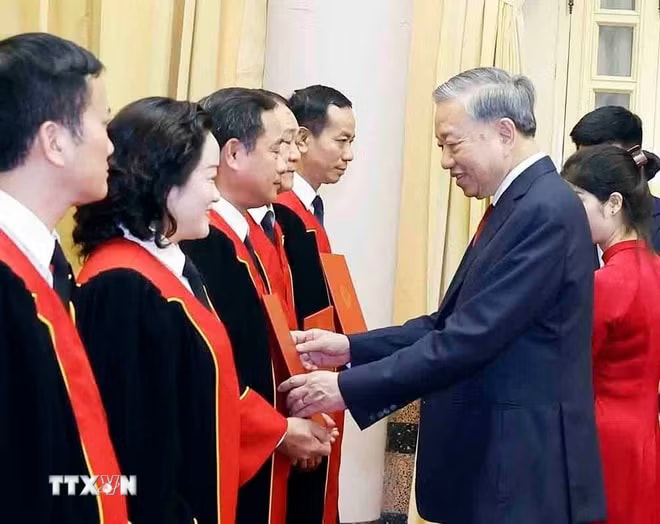 ttxvn-tong-bi-thu-chu-tich-nuoc-chu-tri-le-trao-quyet-dinh-bo-nhiem-tham-phan-toa-an-nhan-dan-toi-cao-3.jpg
