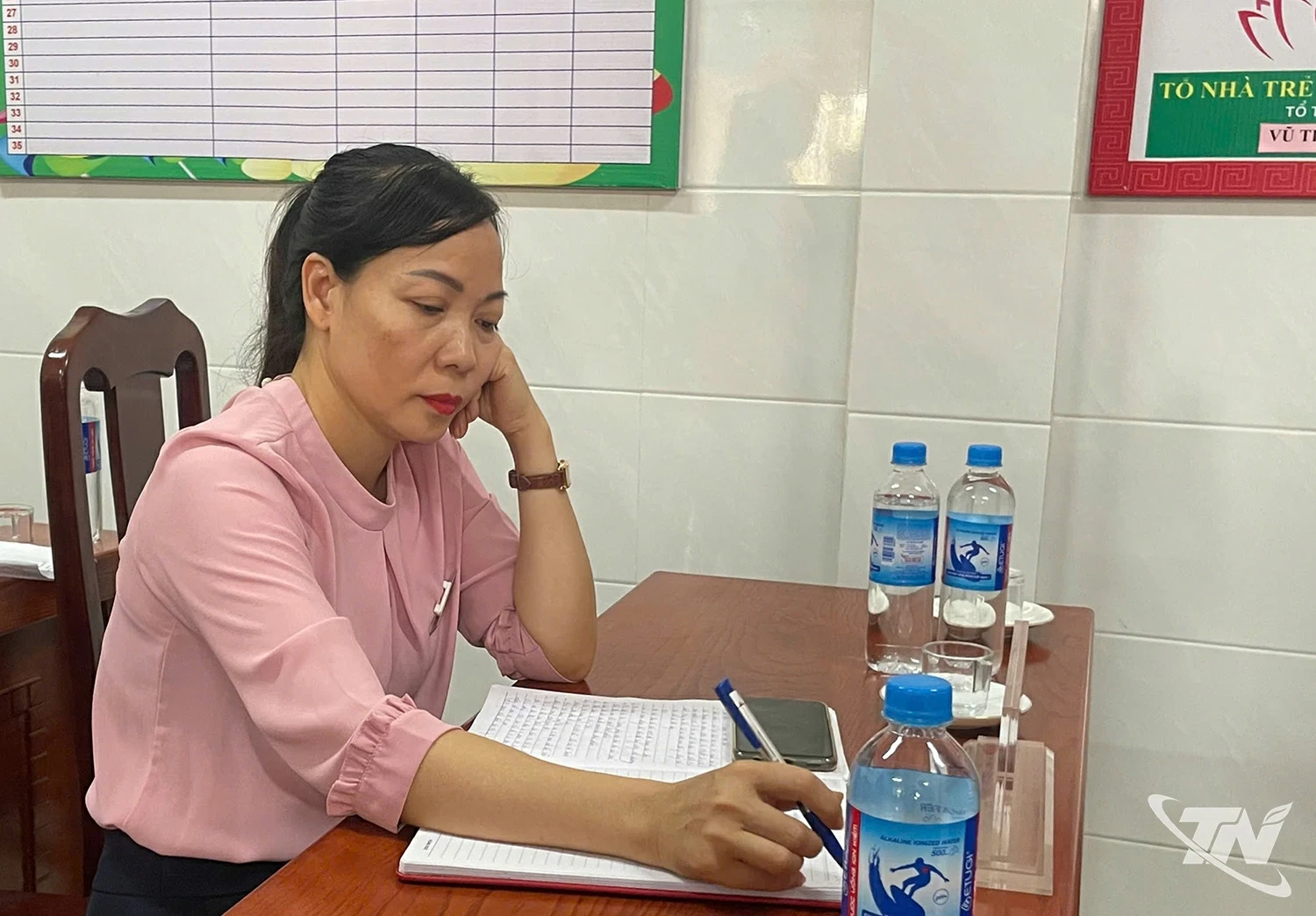 Bà Nguyễn Thị Minh Khoái, Hiệu trưởng Trường Mầm non Hòa Bình, bị tạm đình chỉ công tác 15 ngày.