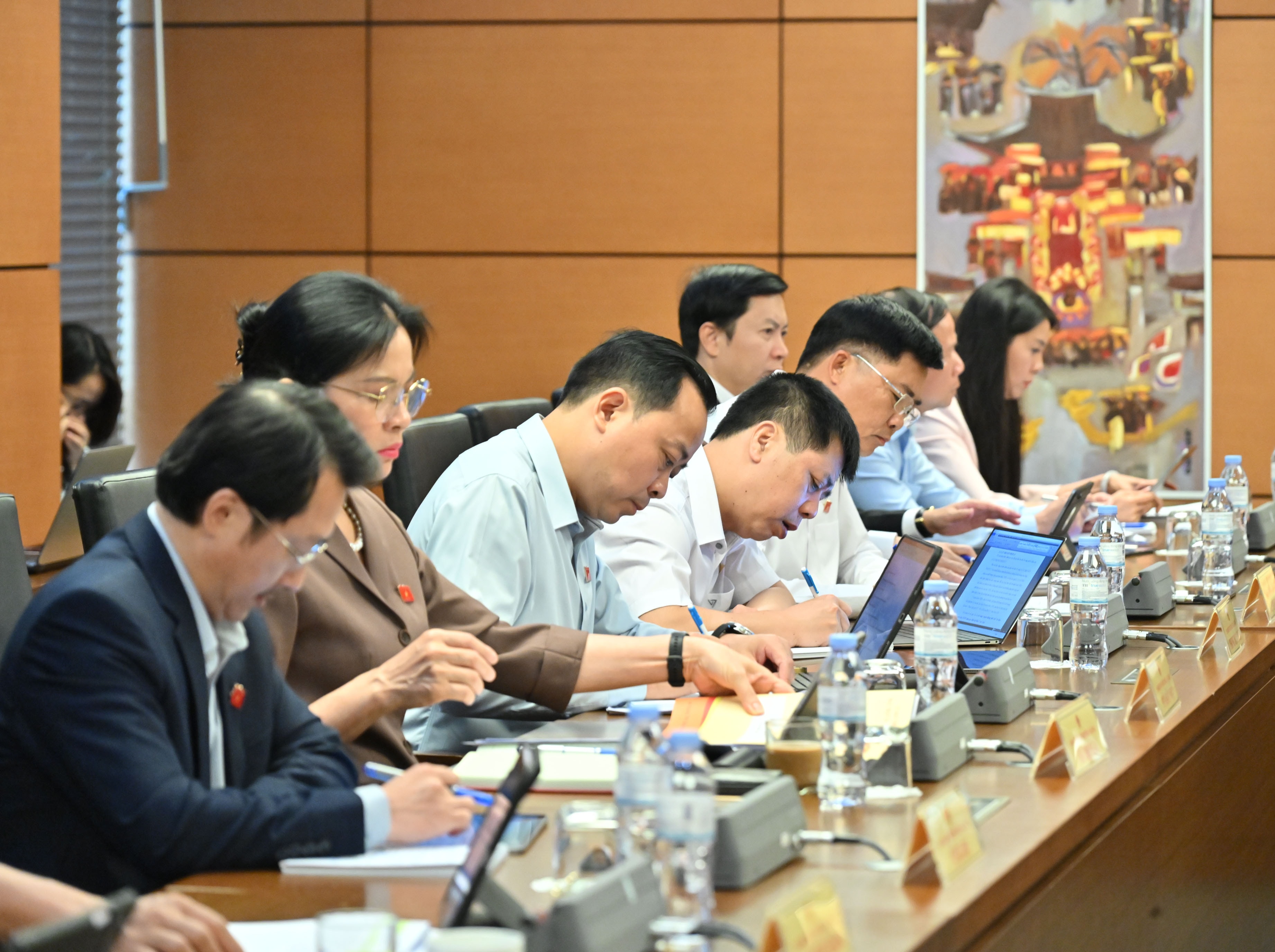 Các đại biểu tham gia phiên thảo luận Tổ 9 sáng 9.4