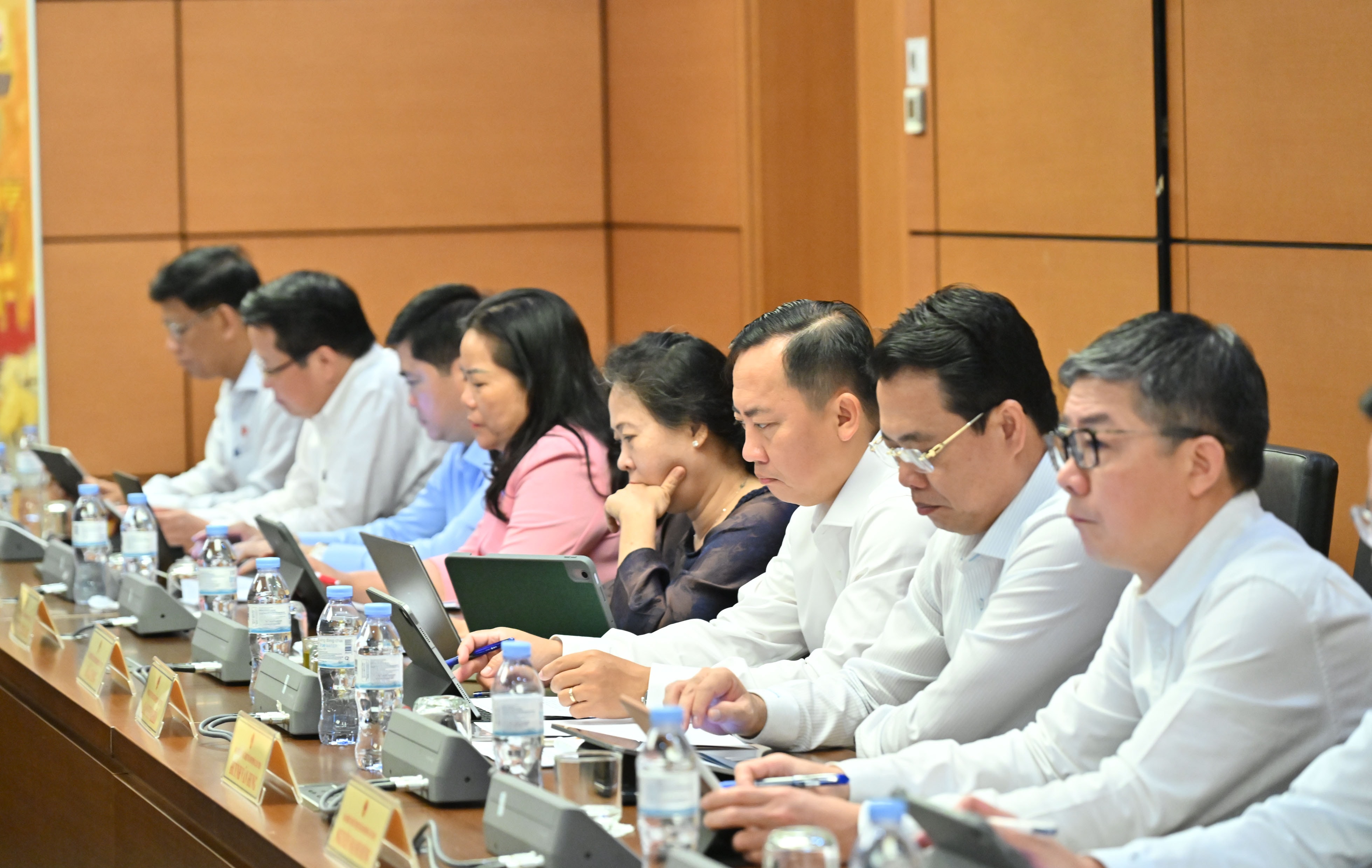Các đại biểu tham gia thảo luận ở Tổ 9 sáng 9.4.....