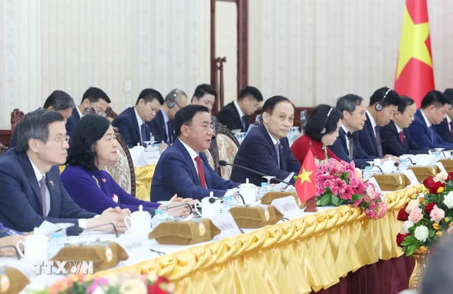 cd928c2ac37cf2eb270ea2f6952-_ttxvn-thuong-truc-ban-bi-thu-tran-cam-tu-hoi-kien-thu-tuong-lao-sonexay-siphandone3.jpg.avif.jpg
