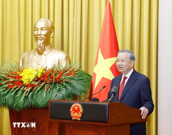 ttxvn-tong-bi-thu-chu-tich-nuoc-chu-tri-le-trao-quyet-dinh-bo-nhiem-tham-phan-toa-an-nhan-dan-toi-cao-2-resize.jpg