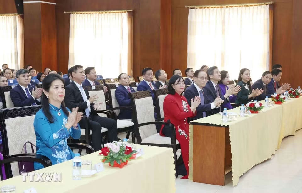 d9a59d4e21100ddb41c54c45-_ttxvn-thuong-truc-ban-bi-thu-tran-cam-tu-gap-go-cong-dong-nguoi-viet-tai-lao-3-resize.jpg.avif.jpg