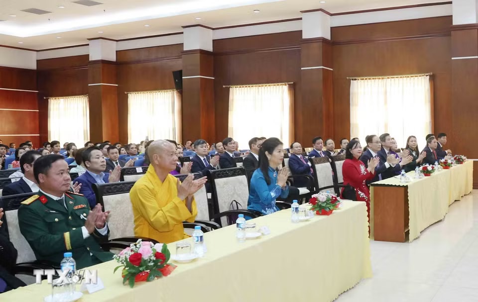 d9a59d4e21100ddb41c54c45-_ttxvn-thuong-truc-ban-bi-thu-tran-cam-tu-gap-go-cong-dong-nguoi-viet-tai-lao-4-resize.jpg.avif.jpg