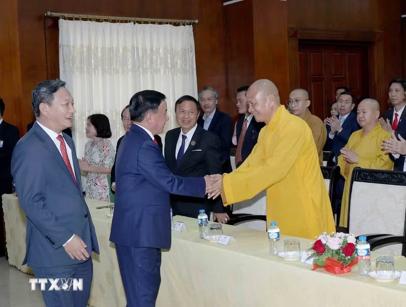 d9a59d4e21100ddb41c54c45-_ttxvn-thuong-truc-ban-bi-thu-tran-cam-tu-gap-go-cong-dong-nguoi-viet-tai-lao-5-resize.jpg.avif.jpg