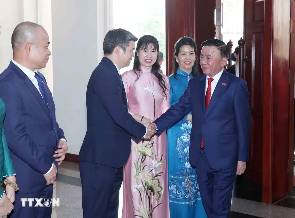 d9a59d4e21100ddb41c54c45-_ttxvn-thuong-truc-ban-bi-thu-tran-cam-tu-gap-go-cong-dong-nguoi-viet-tai-lao-7-resize.jpg.avif.jpg