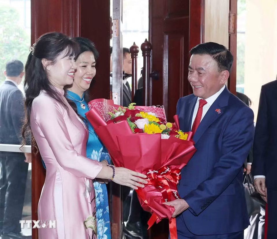 d9a59d4e21100ddb41c54c45-_ttxvn-thuong-truc-ban-bi-thu-tran-cam-tu-gap-go-cong-dong-nguoi-viet-tai-lao-8-resize.jpg.avif.jpg