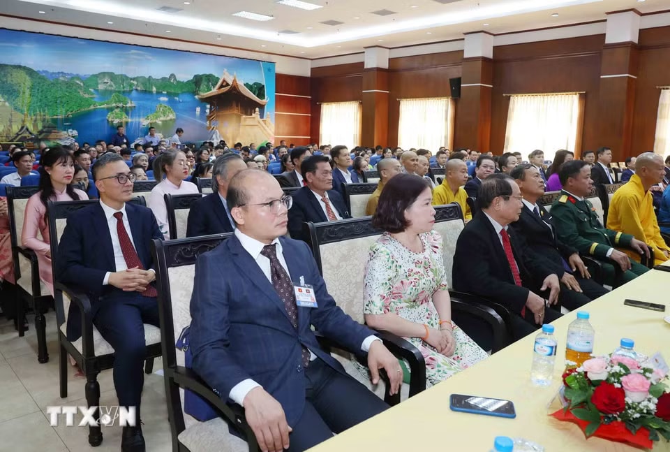 d9a59d4e21100ddb41c54c45-_ttxvn-thuong-truc-ban-bi-thu-tran-cam-tu-gap-go-cong-dong-nguoi-viet-tai-lao-9-resize.jpg.avif.jpg