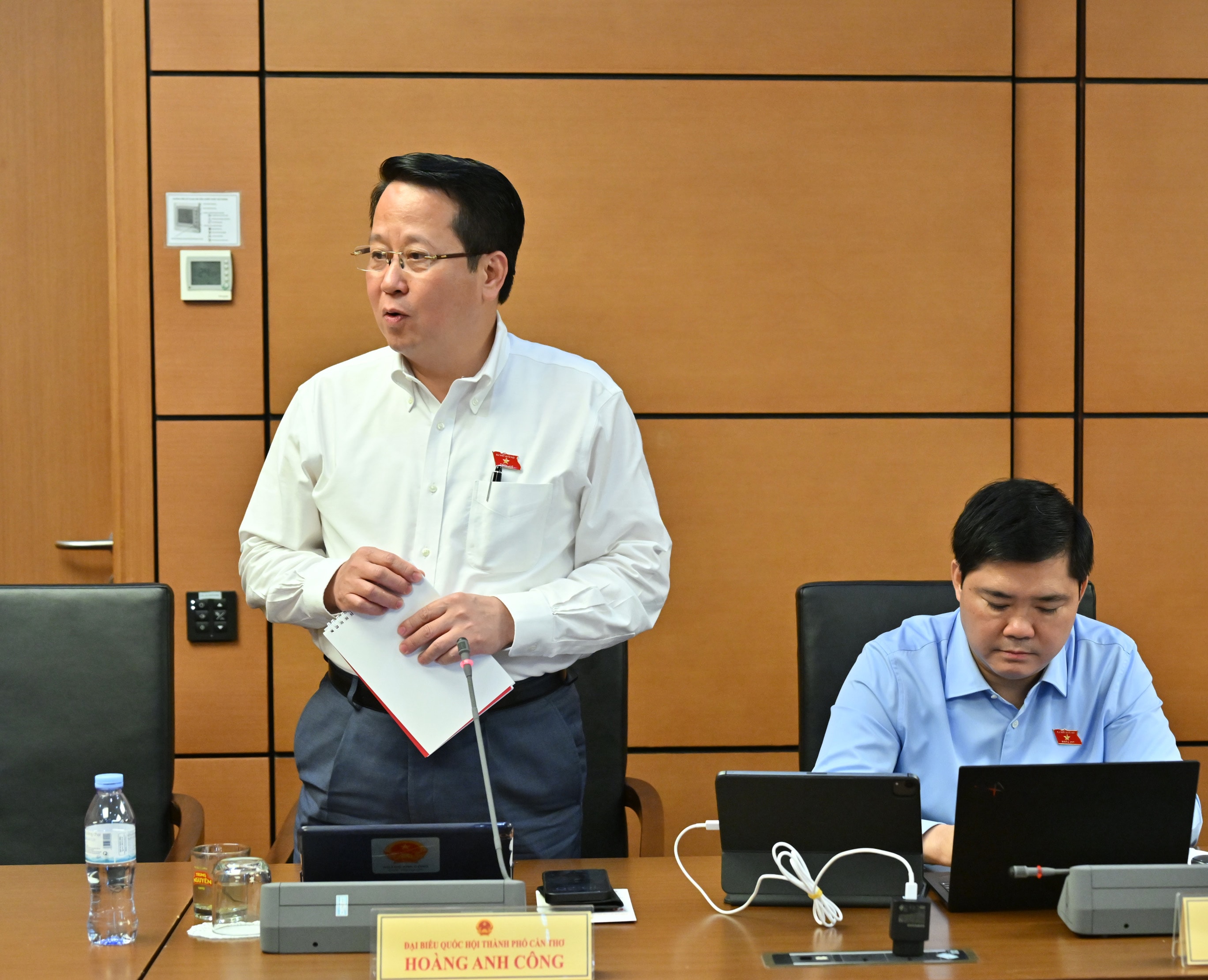 ĐBQH Hoàng Anh Công phát biểu,