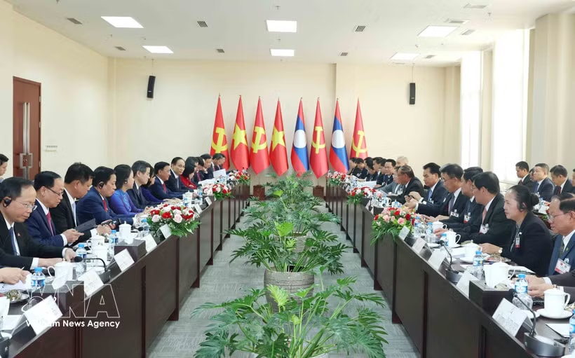 The talks between Politburo member and Permanent member of the Communist Party of Vietnam Central Committee’s Secretariat Tran Cam Tu and Politburo member and Permanent member of the Secretariat of the Lao People’s Revolutionary Party (LPRP) Central Committee Vilay Lakhamphong in Vientiane on April 9 (Photo: VNA)