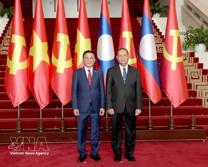 Politburo member and Permanent member of the Communist Party of Vietnam Central Committee’s Secretariat Tran Cam Tu and his Lao counterpart Vilay Lakhamphong, pose for a photo at their meeting in Vientiane on April 9. (Photo: VNA)