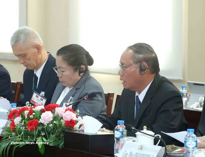 vnanet-potal-thuong-truc-ban-bi-thu-tran-cam-tu-hoi-dam-voi-thuong-truc-ban-bi-thu-tu-dang-ndcm-lao-8690015.jpg