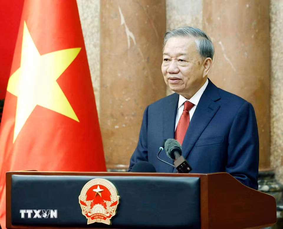 ffd12163f1f291cd7f8792cb730178af838a5c3ecd0c6758e31ac061b3d0abf50a2c31-_ttxvn-le-ban-giao-cong-tac-chu-tich-nuoc-4.jpg.avif.jpg