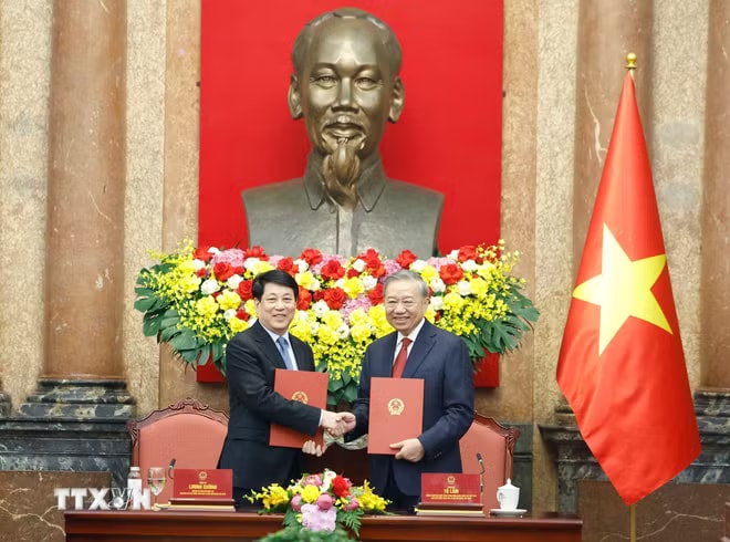 Tổng Bí thư, Chủ tịch nước Tô Lâm và đồng chí Lương Cường, nguyên Ủy viên Bộ Chính trị, nguyên Chủ tịch nước tại lễ bàn giao. (Ảnh: Thống Nhất/TTXVN) ttxvn-le-ban-giao-cong-tac-chu-tich-nuoc-3.jpg