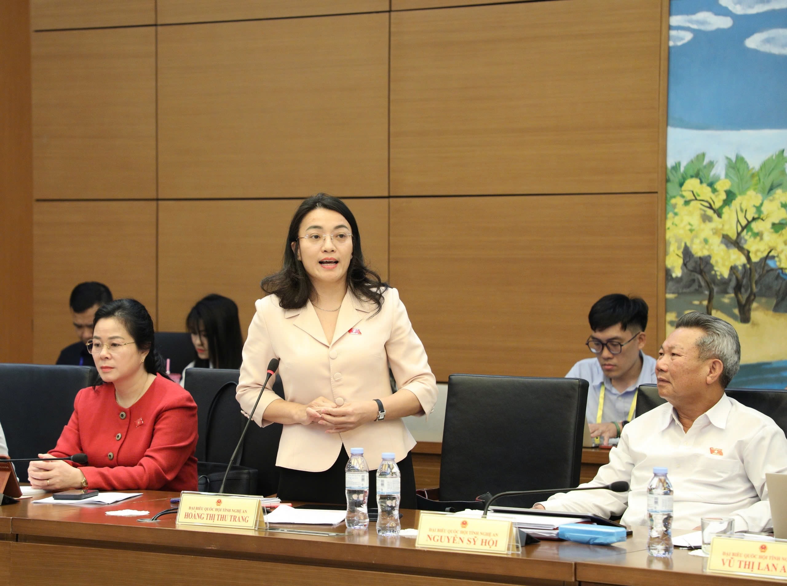 ĐBQH Hoàng Thị Thu Trang (Nghệ An) phát biểu. Ảnh: Khánh Duy