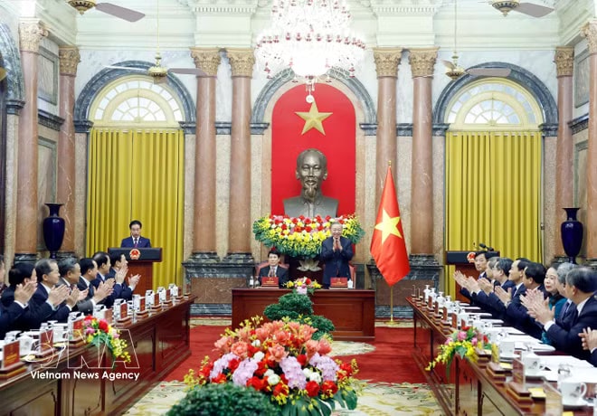 The task handover ceremony held between Party General Secretary and State President To Lam and former President Luong Cuong on April 9 (Photo: VNA) vnanet-tolam2.jpg