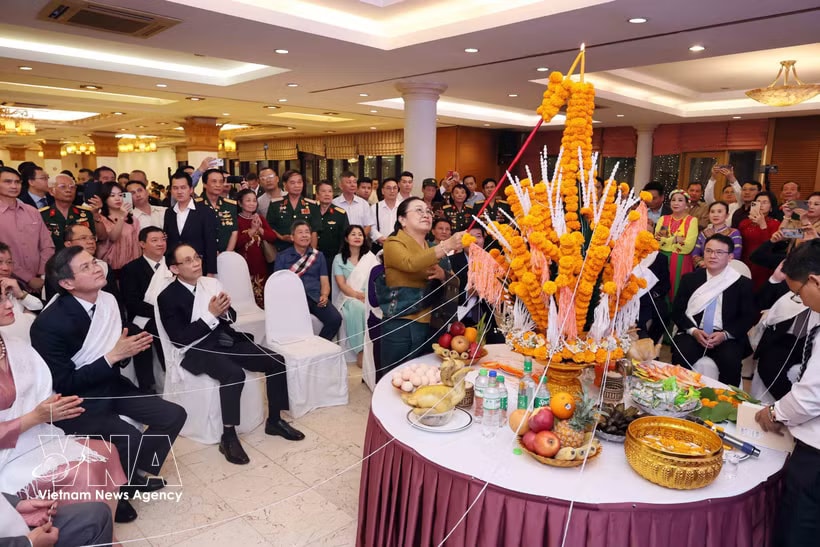 Delegates at the Hanoi ceremony marking Laos' traditional New Year festival Bunpimay (Photo: VNA)