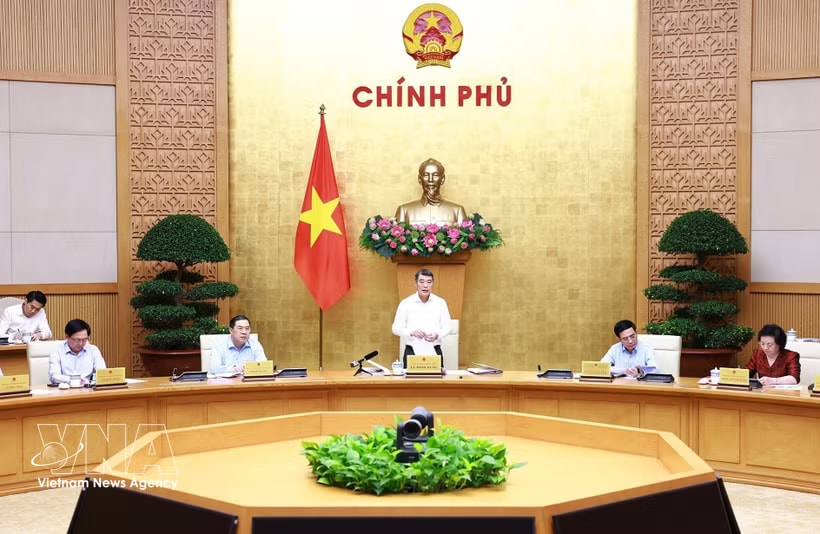 Politburo member, Secretary of the Party Central Committee, Prime Minister Le Minh Hung speaks at the meeting of standing members of the Government and its Party Committee on April 9. (Photo: VNA)