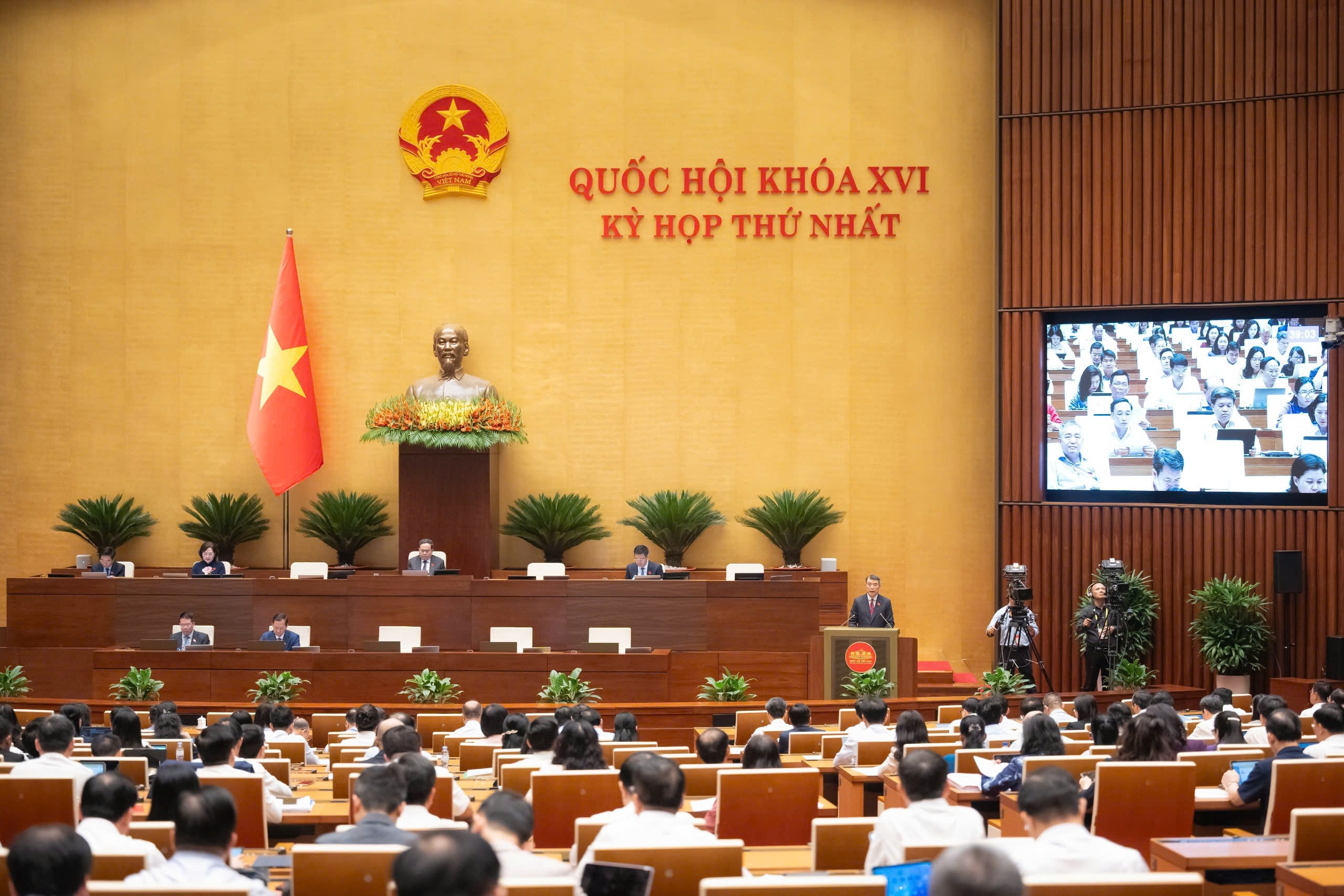 Quốc hội nghe các Tờ trình, Báo cáo và báo cáo thẩm tra về các lĩnh vực 10